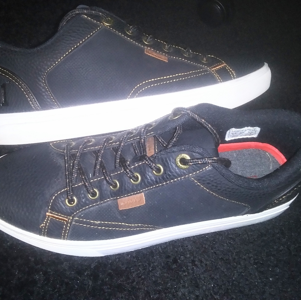 🔥$8.00 FIRM🔥Levi's Sneakers Unisex